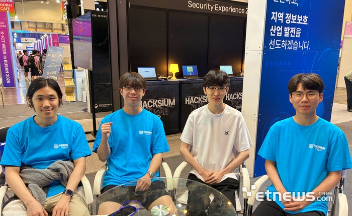 2025 핵시움 부산에서 우승한 '핵비싼슝슝이의오리고기' 팀 이원기, 김희찬, 이서준, 서종찬(왼쪽부터) 학생.