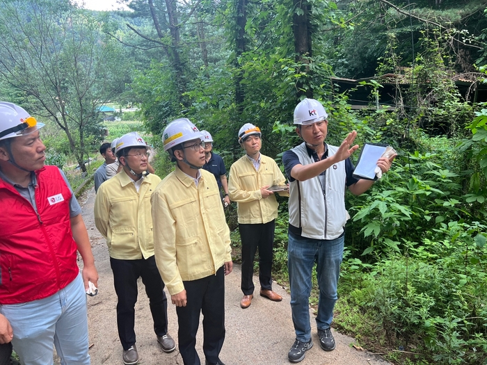 배경훈 과기정통부 장관이 집중호우 피해를 입은 경기도 가평의 방송통신 피해현장을 긴급점검하는 모습