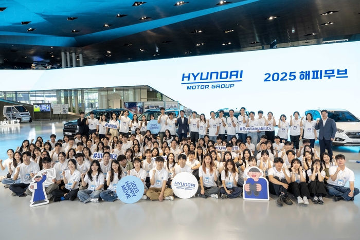 현대자동차그룹이 21일 경기도 고양시 현대모터스튜디오에서 김동욱 현대차그룹 전략기획실장 부사장(가장 뒷줄 왼쪽 11번째) 등 회사 관계자를 비롯해 대학생 단원 100명과 임직원 멘토 20명 등이 참석한 가운데 '2025 해피무브' 발대식을 개최했다.