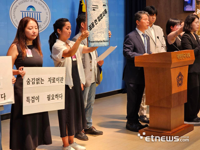 서영석 국회 보건복지위원회 의원이 18일 국회 소통관에서 열린 '새 입양법 시행, 온전한 입양기록 이관과 보존·정보공개청구권 개선을 위한 입양인들의 요구' 기자회견에서 입양기록 관련 제도에 대해 지적했다.