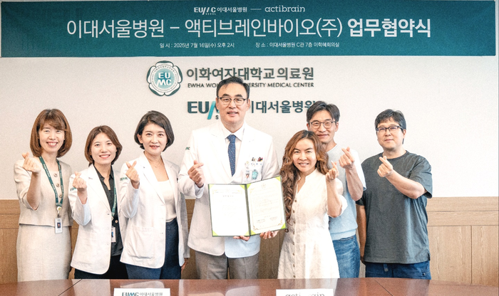 (왼쪽 네 번째부터)주웅 이대서울병원장과 수 킴 액티브레인바이오 대표가 지난 16일 서울 강서구 이대서울병원에서 열린 업무협약식에서 기념촬영했다.(사진=액티브레인바이오)