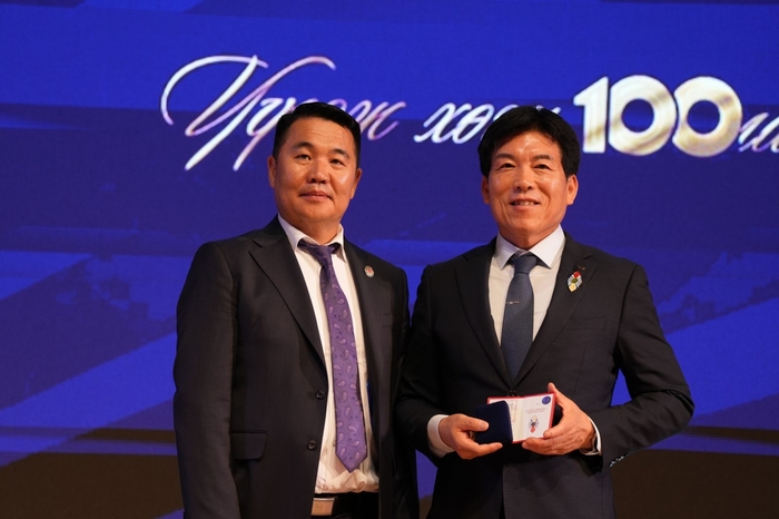 지난 18일 몽골 도로교통부 100주년 기념행사에서 TS 오태석 자동차검사본부장(사진 우측)이 공로상을 수상하고 기념 사진을 촬영했다. (사진=TS)