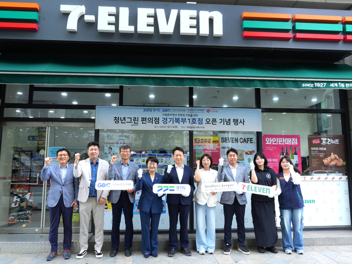 세븐일레븐 청년그린 편의점2호점 앞에서 (왼쪽 다섯번째부터) 고영인 경기도경제부지사, 김하나 브라더스키퍼 대표, 김상엽 세븐일레븐 운영수도권본부장 등 관계자들이 기념사진 촬영을 하고 있다.