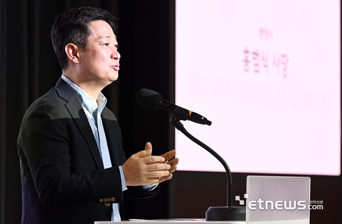 홍범식 LG유플러스 사장이 국회 과학기술정보방송통신위원회 국내 인공지능(AI) 관련 기업 릴레이 현장간담회에서 환영사를 하고 있다. 이동근기자 foto@etnews.com