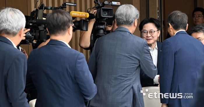 [포토] 참석자들과 인사하는 김정관 산업장관