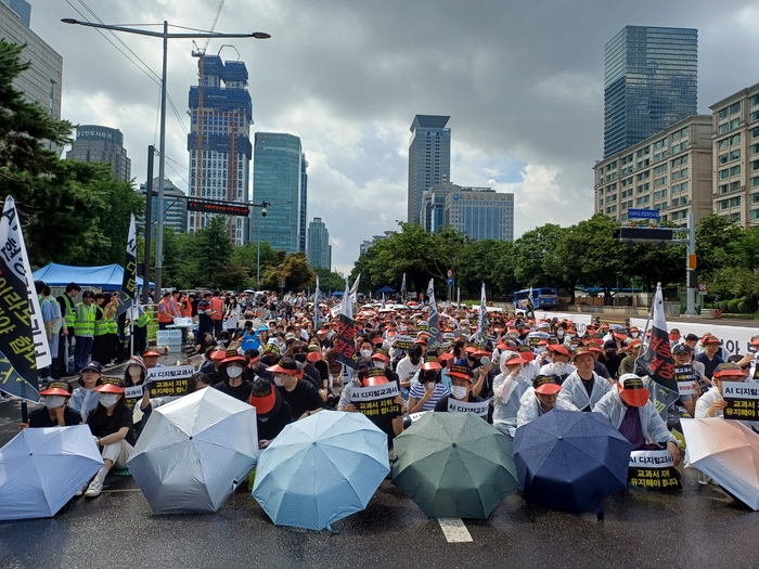 AIDT 발행사, 에듀테크 기업 임직원 5000여 명이 21일 국회 앞에서 진행된 'AIDT 교과서 지위 유지 궐기대회'에 참석해 초중등교육법 개정안에 반대한다는 목소리를 높였다.(사진=마송은 기자)