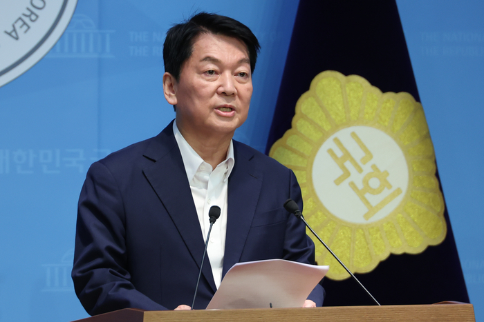 국민의힘 안철수 의원이 21일 서울 여의도 국회 소통관에서 극단 세력과의 절연 등 “해체 수준의 혁신”을 요구하는 기자회견을 하고 있다.(사진=연합뉴스)