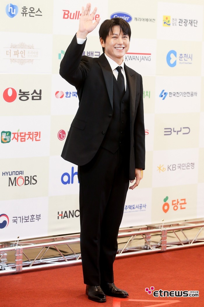 [ET포토] 류수영, '수트가 어울리는 신사'