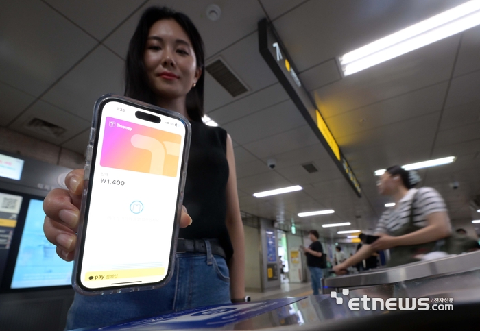 [포토] 오늘부터 애플페이로 지하철 탄다