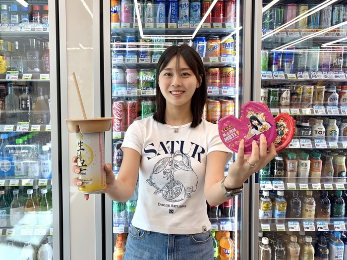 모델이 '폭스 콤보 MBTI 견과 플래터' 2종을 소개하고 있다.