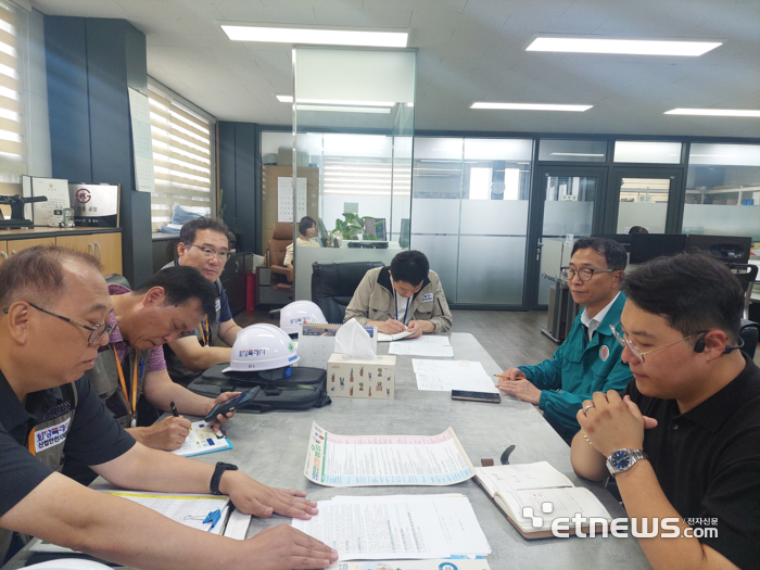 화성산업진흥원이 여름철 집중호우와 폭염에 대비해 관내 50인 미만 중소 제조기업을 대상으로 '유해위험요인 집중 점검·지도'에 나선다. 사진은 산업안전지킴이가 산업안전수칙을 점검하고 있다.