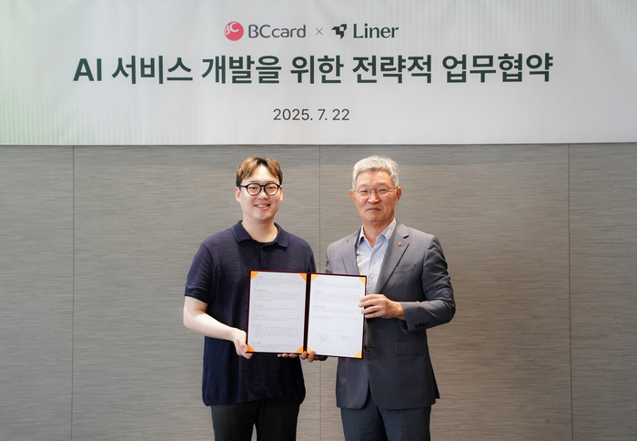 22일 서울 중구 BC카드에서 김진우 라이너 대표(왼쪽)와 최원석 BC카드 대표가 업무협약을 체결하고 사진촬영을 하고 있다. 라이너 제공