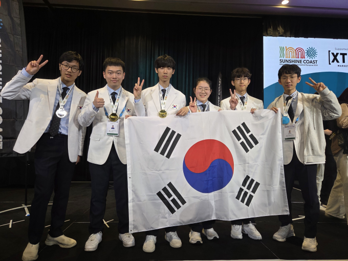 제66회 국제수학올림피아드 한국대표단 기념촬영(왼쪽부터 장현준, 박경준, 함우주, 윤혜원, 이현준, 조형준) / 과기정통부