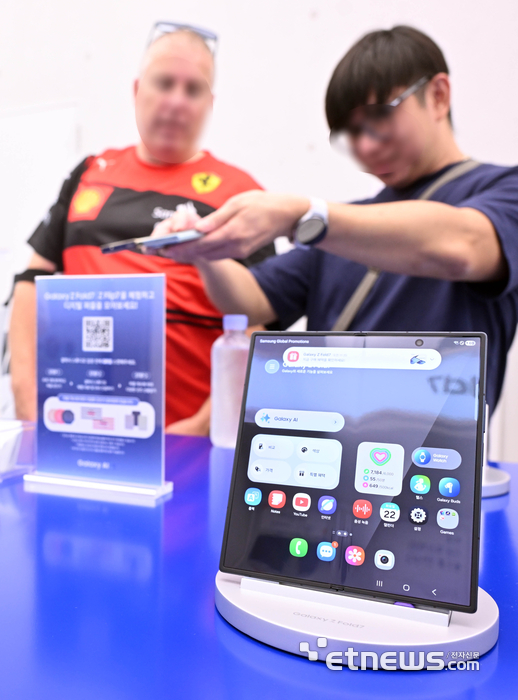 [포토] 갤럭시 Z 폴드7 체험하는 방문객