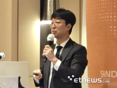 김기홍 샌즈랩 대표는 22일 오전 서울 영등포구 여의도 페어몬트 앰배서더 서울에서 열린 '개인정보 유출 알림 서비스' 출시 기자간담회에서 IDPW 서비스에 대해 설명하고 있다.