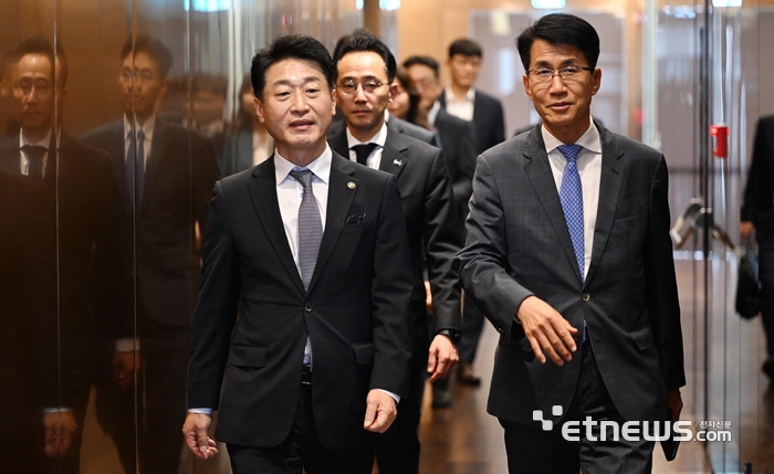 2025 APEC 에너지장관회의, 청정에너지 및 미션이노베이션 장관회의 성공적 개최를 위한 산업통상자원부와 현대차그룹 간의 업무협약식이 22일 경기 고양시 현대모터스튜디오 고양에서 열렸다. 이호현 산업통상자원부 제2차관(왼쪽)과 김동욱 현대차그룹 부사장이 행사장에 들어서고 있다.  이동근기자 foto@etnews.com