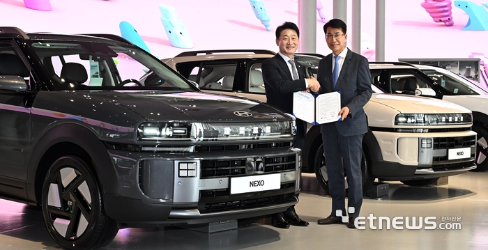 2025 APEC 에너지장관회의, 청정에너지 및 미션이노베이션 장관회의 성공적 개최를 위한 산업통상자원부와 현대차그룹 간의 업무협약식이 22일 경기 고양시 현대모터스튜디오 고양에서 열렸다. 이호현 산업통상자원부 제2차관과 김동욱 현대차그룹 부사장이 협약서에 서명 후 넥쏘 차량 앞에서 기념촬영 하고 있다.  이동근기자 foto@etnews.com