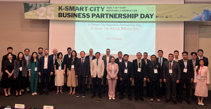15일 부산 벡스코에서 열린 월드스마트시티엑스포 K-SMART CITY 비즈니스 파트너십 데이 콘퍼런스에서 강석찬 이지스 이사(뒷줄 우측에서 두번째)를 비롯한 참석자들이 기념촬영을 하고 있다. [사진=이지스 제공]