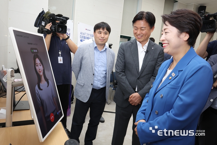조용익 부천시장(왼쪽 세 번째)이 16일 이재명 정부 국정기획위원회 AI TF와 함께 부천 소새울경로당을 찾아, '온마음 AI복지콜' 및 '네이버 AI 케어콜' 프로그램을 살폈다.