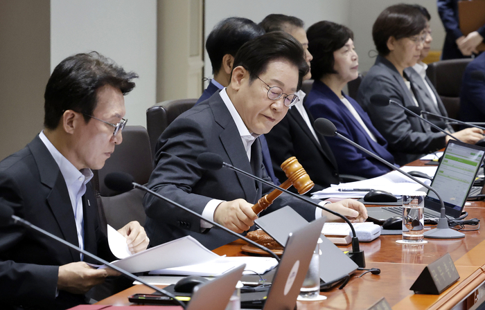 이재명 대통령이 22일 서울 용산 대통령실 청사에서 열린 국무회의에서 의사봉을 두드리며 개회 선언을 하고 있다. [연합뉴스]
