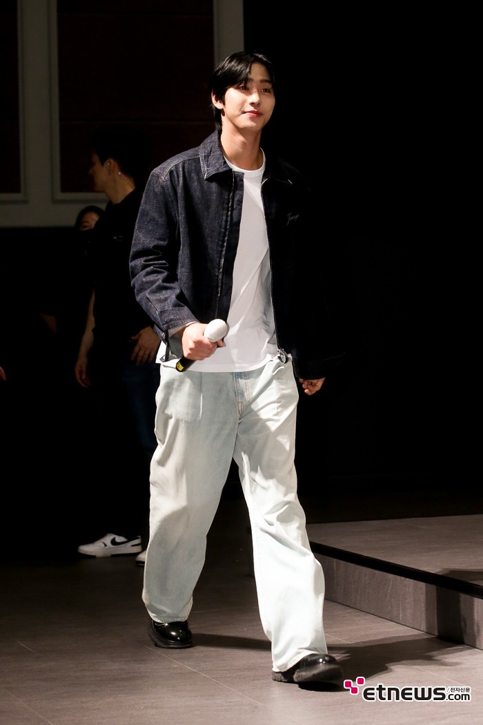 [ET포토] 안효섭, '어둠을 가르며~'