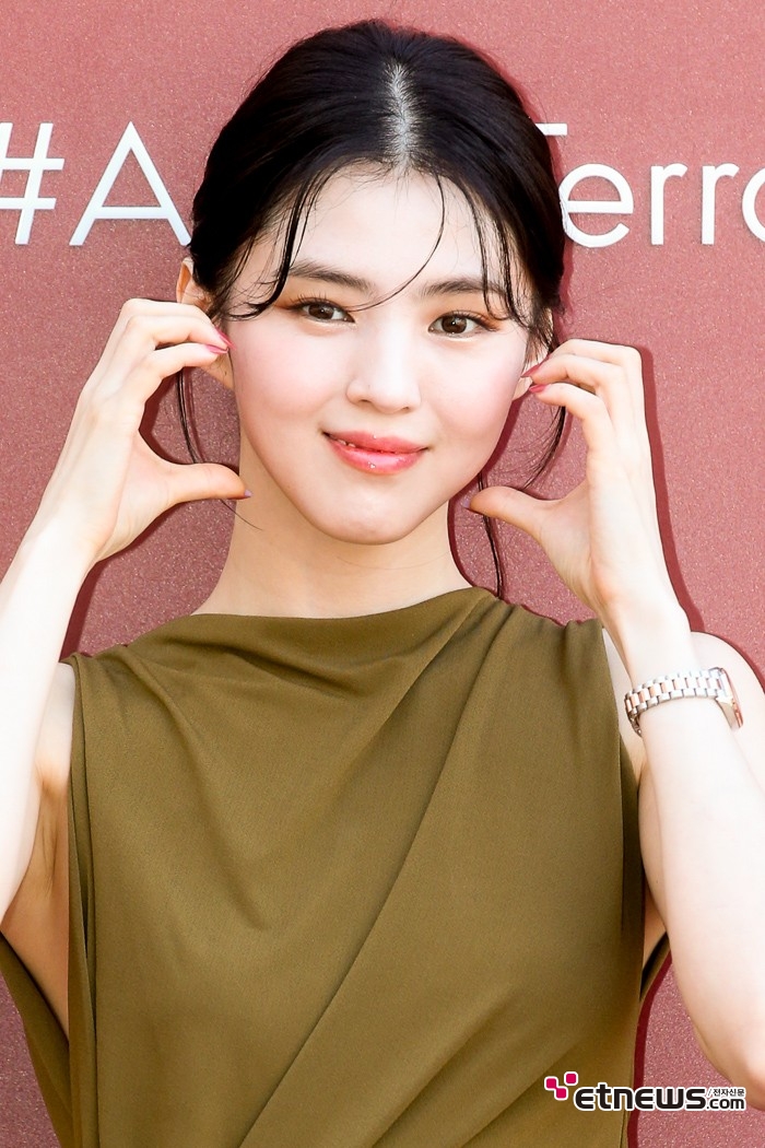 [ET포토] 한소희, '이렇게 바라보면~'