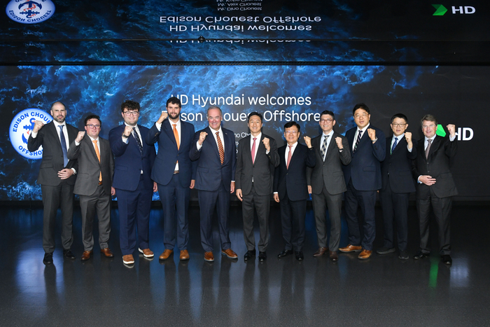 HD현대와 에디슨 슈에스트 오프쇼어가 최근 미국 내 컨테이너 운반선 공동 건조를 위한 세부 협력방안 등을 논의했다. 오른쪽에서 여섯번째부터 정기선 HD현대 수석부회장, 디노 슈에스트(Dino Chouest) 에디슨 슈에스트 오프쇼어 대표. HD현대
