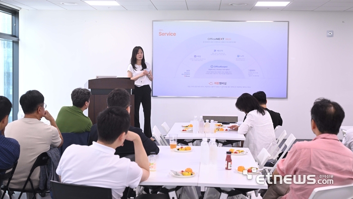 정보통신의 미래를 생각하는 7월 모임이 지난 22일 경기도 성남시 지란지교소프트에서 열렸다. 박승애 지란지교소프트 대표가 '국내 중소기업의 DX와 AX'에 대해 발표하고 있다. 박지호기자 jihopress@etnews.com