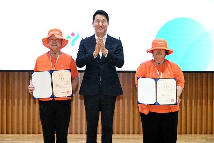 오세훈 서울시장이 23일 오전 서울시청 다목적홀에서 열린 제7기 디지털 안내사 발대식에서 안내사 대표들과 기념 촬영하고 있다. 사진=서울시 제공