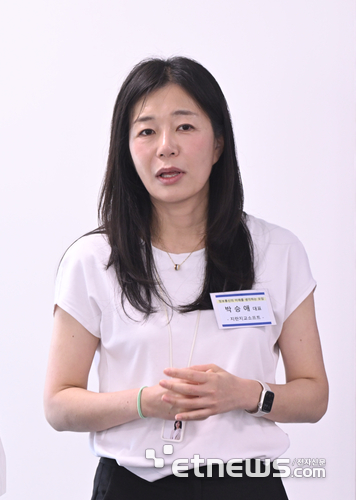 정보통신의 미래를 생각하는 7월 모임이 지난 22일 경기도 성남시 지란지교소프트에서 열렸다. 박승애 지란지교소프트 대표가 '국내 중소기업의 DX와 AX'에 대해 발표하고 있다. 박지호기자 jihopress@etnews.com