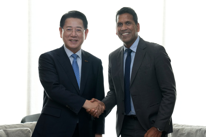 김영록 전라남도지사가 23일 서울 여의도에서 비노드 파트와리 린데 아태지역 사장과 면담을 마친 뒤 기념촬영을 하고 있다.