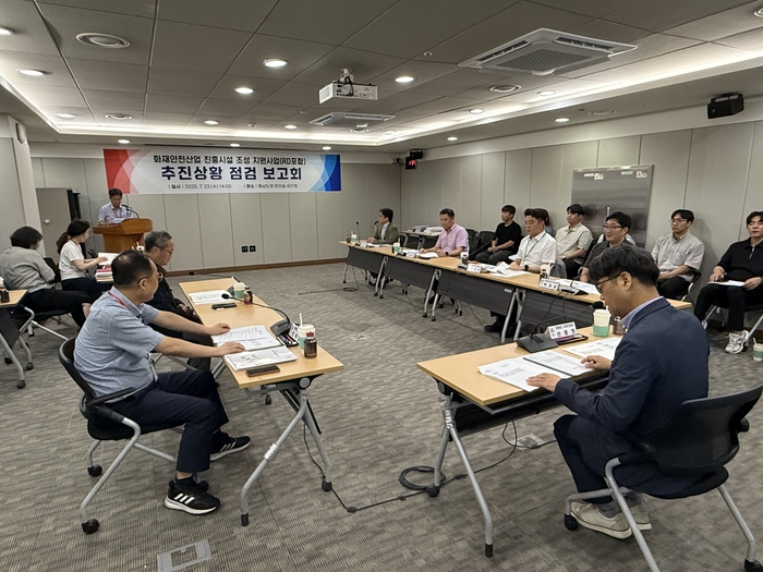 신동헌 도 자치안전실장(사진 오른쪽)이 점검 보고회 주재로 홍성군 공무원, 한국화학융합시험연구원(KTR) 등  관계자 20여 명이 참석한 가운데 화재안전산업 진흥 시설 사업 추진상황을 공유했다.