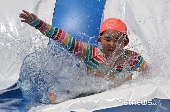 [포토] 시원한 워터 슬라이드