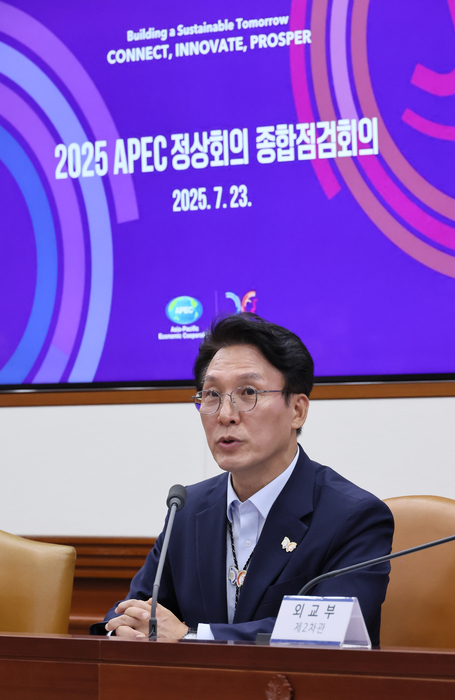 김민석 국무총리가 23일 서울 종로구 정부서울청사에서 열린 APEC 정상회의 종합점검회의에서 'K-APEC! 결국 국민이 합니다'를 주제로 기조 발제를 하고 있다. 연합뉴스.