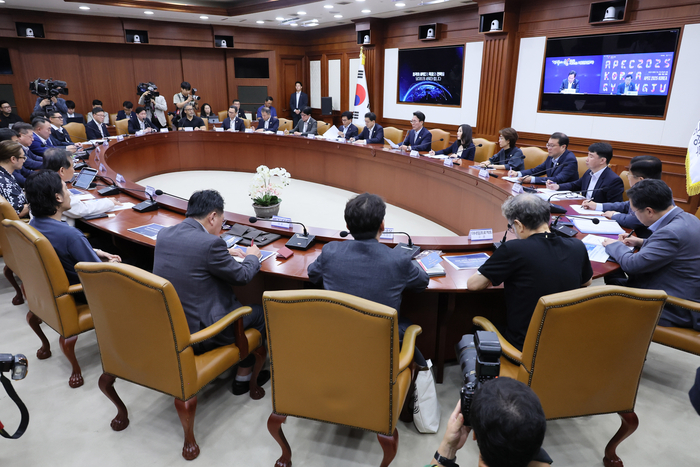 김민석 국무총리가 23일 서울 종로구 정부서울청사에서 열린 APEC 정상회의 종합점검회의에서 'K-APEC! 결국 국민이 합니다'를 주제로 기조 발제를 하고 있다. 연합뉴스.