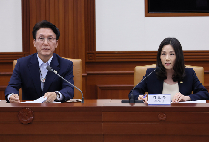 김민석 국무총리가 23일 서울 종로구 정부서울청사에서 열린 APEC 정상회의 종합점검회의에서 김진아 외교부 2차관의 보고를 듣고 있다. 연합뉴스.