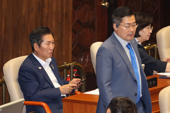 더불어민주당 정청래 당대표 후보가 23일 국회 본회의장에서 박찬대 당대표 후보를 바라보고 있다. 연합뉴스