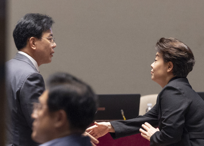 의총장에서 만난 송언석과 윤희숙     (서울=연합뉴스) 황광모 기자 = 국민의힘 송언석 비상대책위원장 겸 원내대표(왼쪽)과 윤희숙 혁신위원장이 23일 국회 본회의 직후 다시 열린 국민의힘 의원총회에서 만나 악수하고 있다. 2025.7.23     hkmpooh@yna.co.kr (끝)