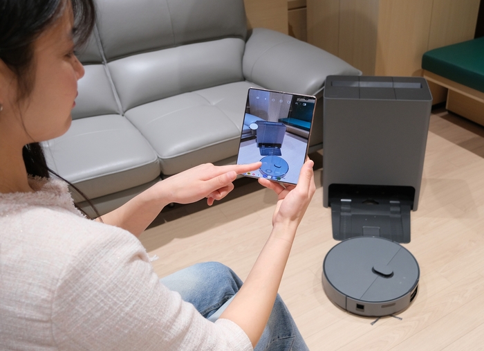 고객이 보이는 원격 상담 서비스를 이용하는 모습