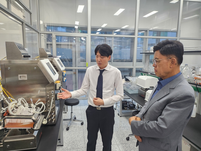 이명수 KBIOHealth 이사장(사진 오른쪽)이 도입한 마이크로디지탈의 일회용 세포배양시스템에 대한 설명을 듣고 있다.