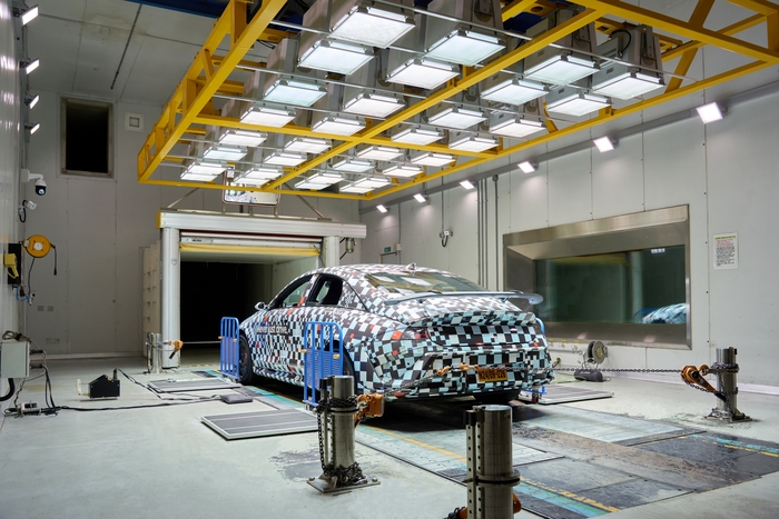 환경시험동 고온챔버에서 아이오닉 6 N 열관리 성능을 평가하는 모습.