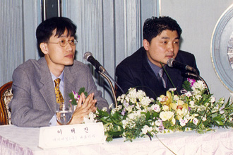 한게임과 네이버의 합병 발표 기자간담회 당시 이해진 네이버 창업자와 김범수 한게임 창업자