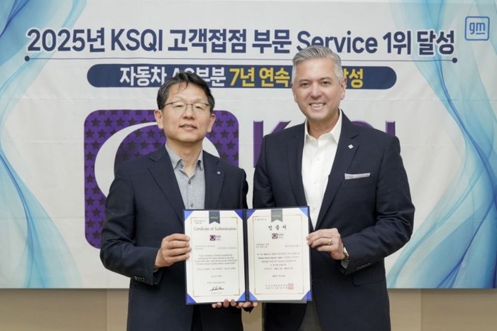 한상록 한국능률협회컨설팅 CQO(왼쪽)와 헥터 비자레알 한국GM 사장