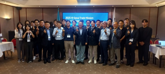 서울경제진흥원(SBA)의 16개 하이서울기업 카자흐스탄·우즈베키스탄 시장개척단이 현지에서 사진촬영을 하고 있다. SBA 제공