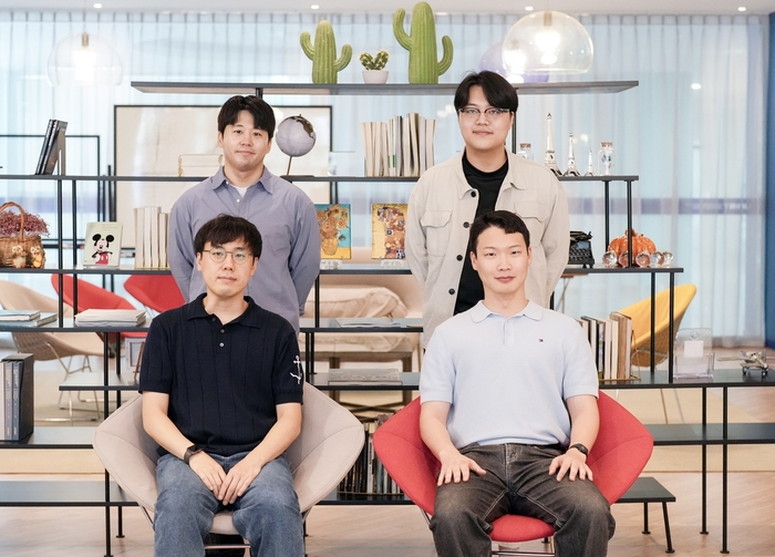 앞줄 왼쪽부터 반시계방향으로 주경돈 교수, 조경수·순동현·강창우 연구원 / UNIST