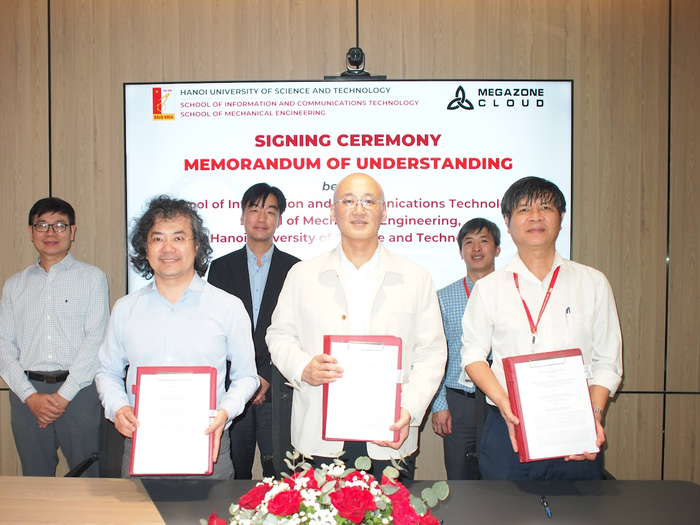 염동훈 메가존클라우드 대표(앞줄 가운데)와 타 하이 퉁 HUST 학장(앞줄 왼쪽), 쯔엉 호앙 선 SME 학장이 '디지털 전환 및 혁신 역량 강화를 위한 업무협약식'에서 기념촬영을 하고 있다 [사진=메가존클라우드 제공]