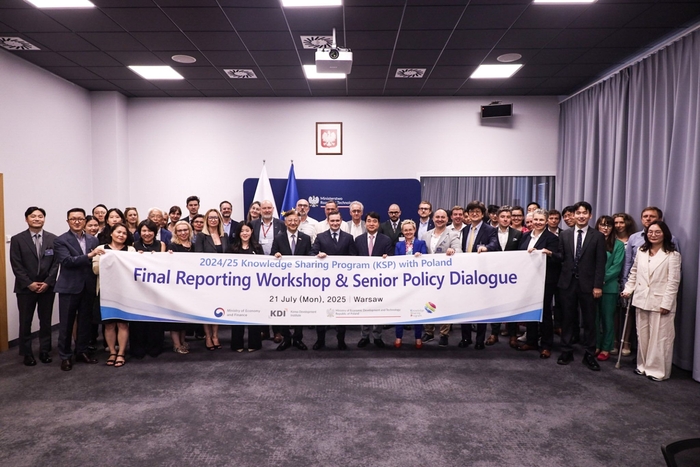 지난 21일 폴란드 바르샤바에서 개최된 '한-폴란드 경제발전경험공유사업(KSP) 최종보고회 및 고위 정책 대화'에 참여한 관계자들이 기념사진을 촬영하고 있다. 〈자료 폴란드 경제기술개발부〉