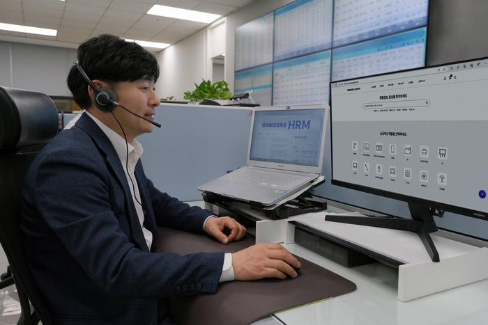 삼성전자서비스가 고객과 가전 제품 원격 관리(HRM) 상담을 진행하고 있다.