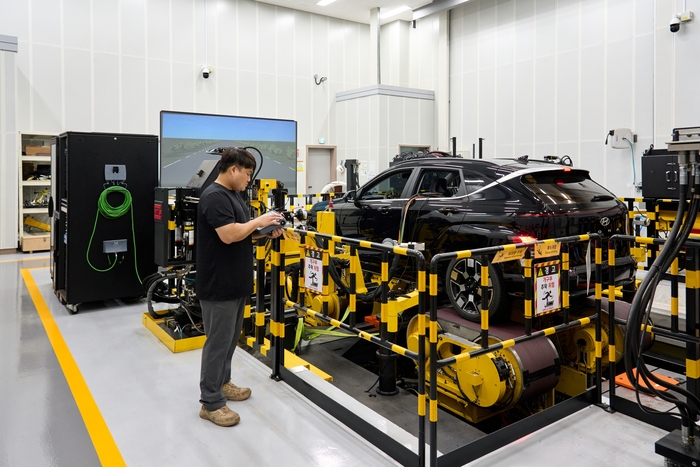 R&H성능개발동 승차감주행시험기에서 후륜 차축 모듈을 이용해 차량 반응을 평가하는 모습.