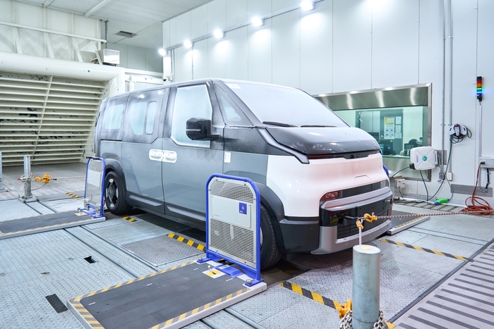 환경시험동 저온챔버에서 PV5 난방 성능을 평가하는 모습.